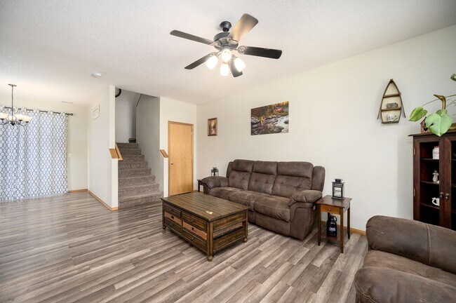 Building Photo - 3 bedroom 2.5 bath home- great location!