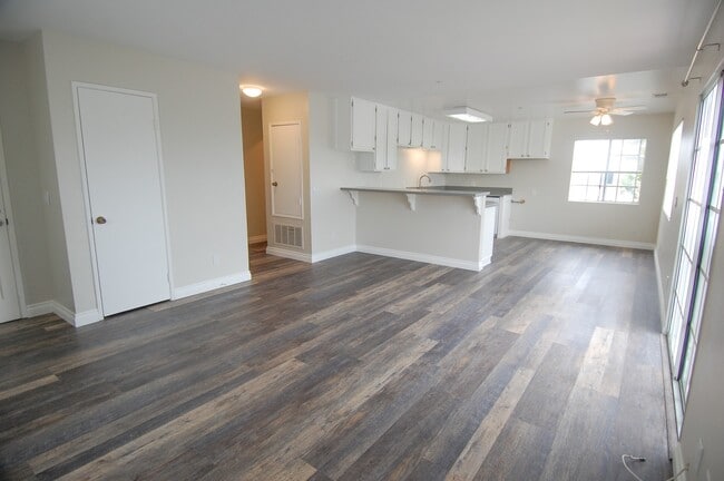 Building Photo - 142 W Marquita