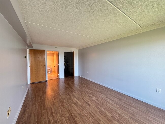 Building Photo - 200 Cove Way