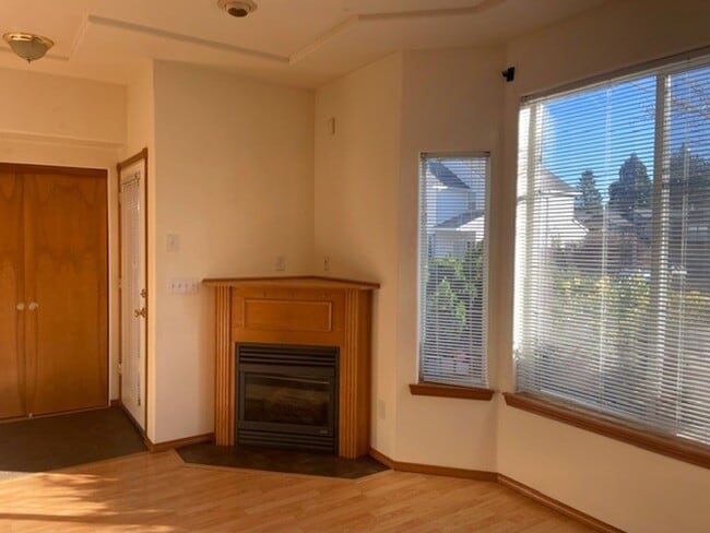Building Photo - PM-128 - SE Steele St.