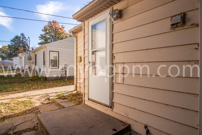 Building Photo - Recently Updated House | Old Towne Bellevue