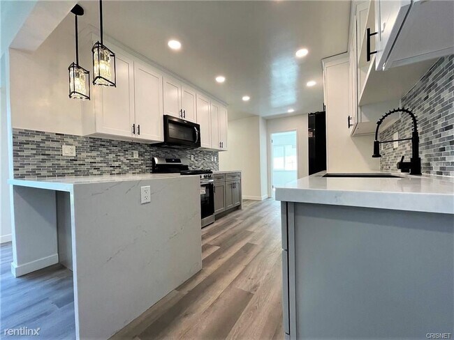 Building Photo - 5 br, 2 bath House - 9949 Comanche Ave