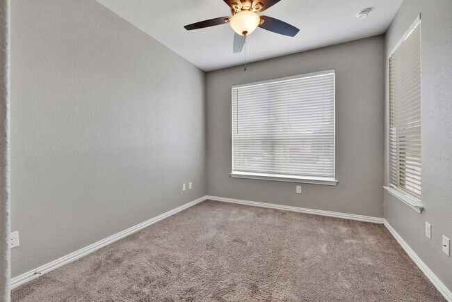 Foto del edificio - Beautiful 3 Bedroom/2 Bathroom Single Stor...