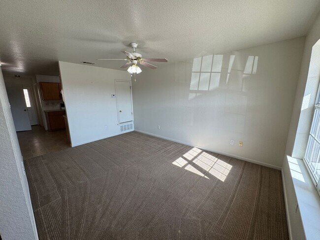 Foto del edificio - 404 Brittney Way