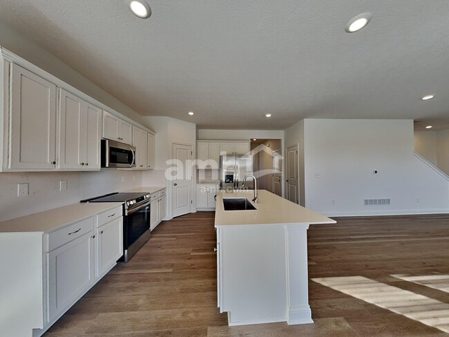 Building Photo - 9145 Henley Ave