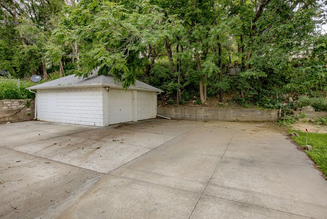Building Photo - Spacious 3 Bedroom Duplex in the Heart of ...
