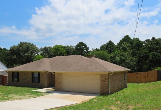 Building Photo - Updated in 2024! Gorgeous 3 Bedroom, 2 Bat...
