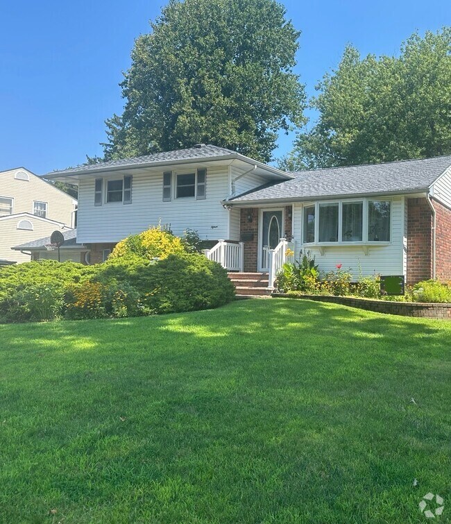 Casas de renta en Mayfair Park con piscina Commack, NY