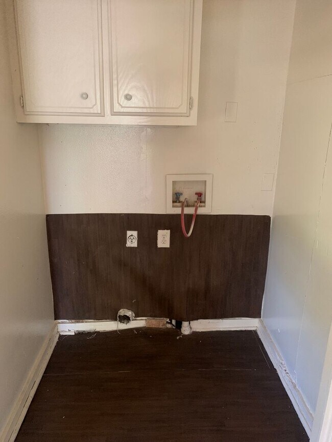 Building Photo - 4736 Rightway Ave