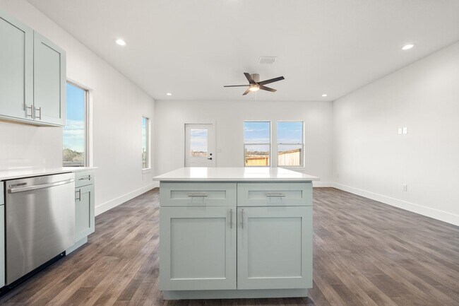 Foto del edificio - 3 bedroom 2.5 bath Duplex home next to Ing...