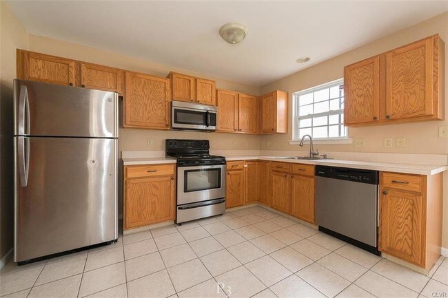 Building Photo - 712 Bach Ct