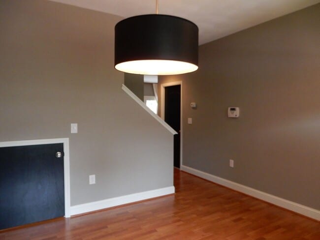 Building Photo - Like New Townhome in Old SW! Close to Cari...