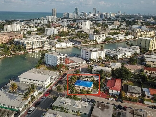 Foto del edificio - 8140 Crespi Blvd