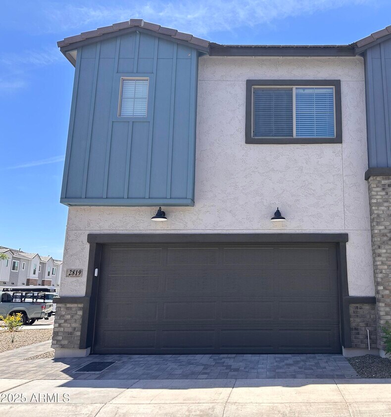 Foto principal - 2819 W Red Fox Rd