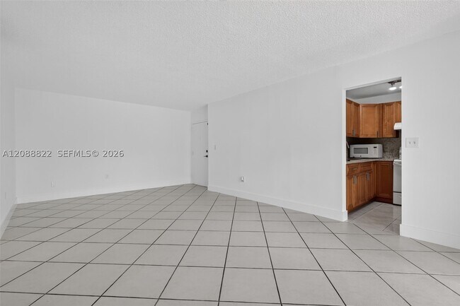 Building Photo - 9360 Fontainebleau Blvd