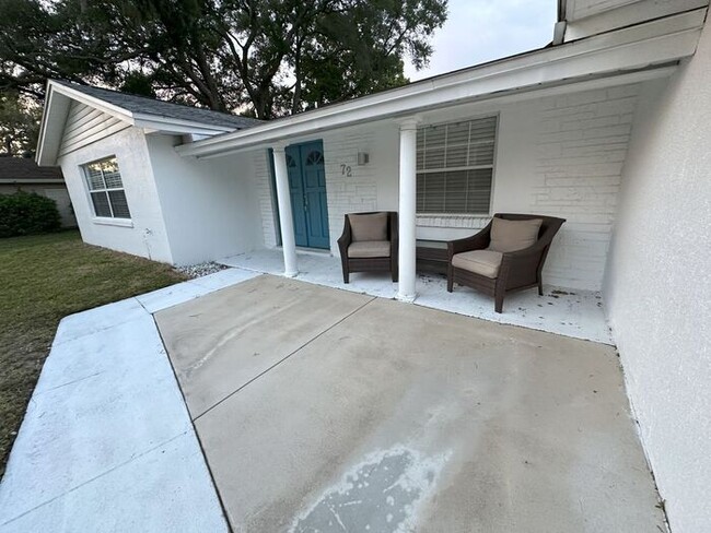 Building Photo - 4 bed 3 bath lake Front Pool Home