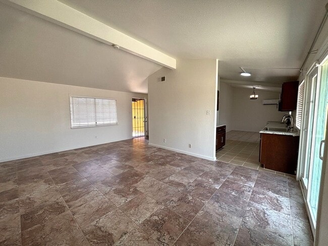 Building Photo - Priced to Rent Fast!!