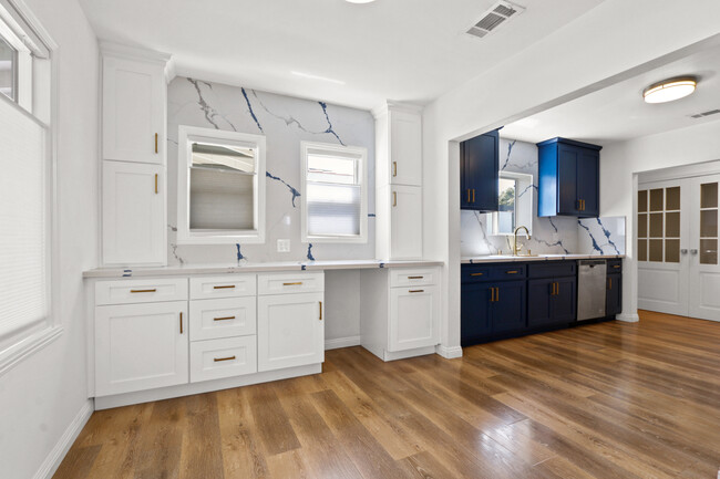 Building Photo - 1438 W 94th Pl