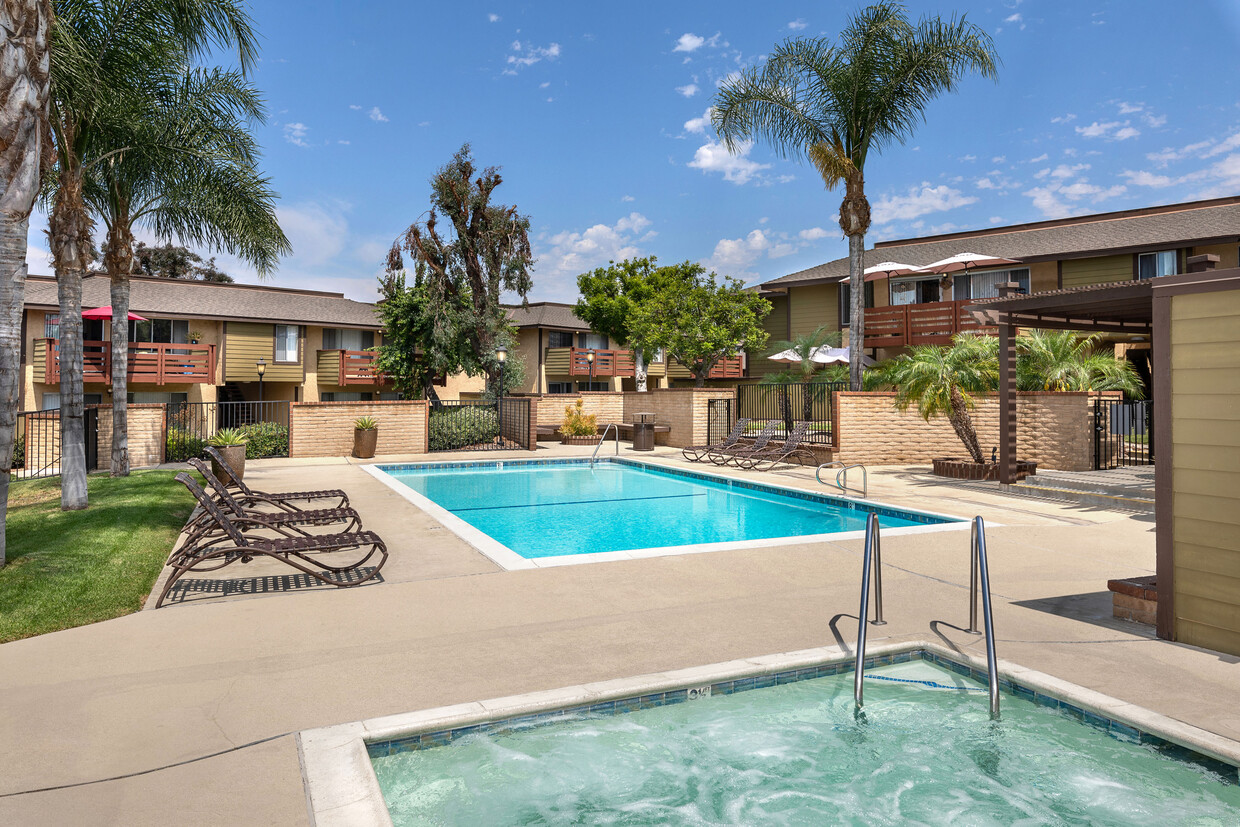 Foto principal - Foothill Village Apartments