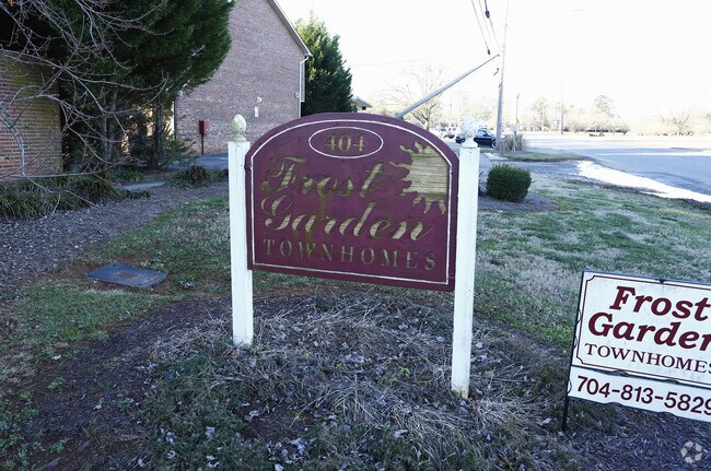 Foto del edificio - Frost Garden Townhomes