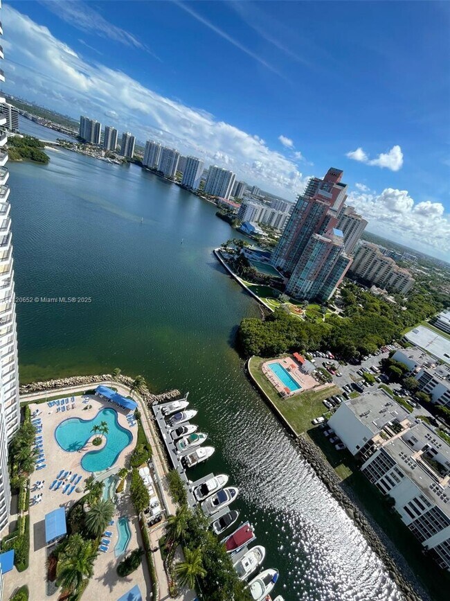 Foto del edificio - 3530 Mystic Pointe Dr