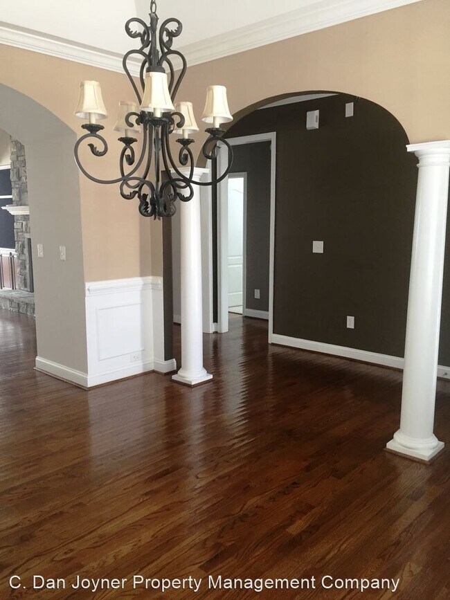 Foto del edificio - 3 br, 3 bath House - 215 Medford Dr.