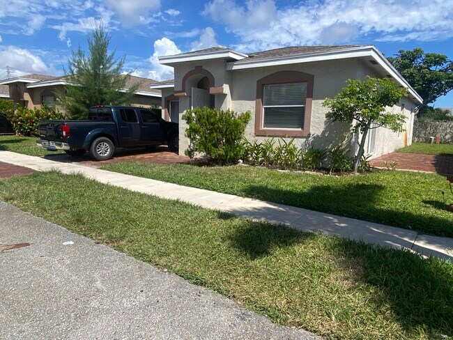 Foto del edificio - 553 E Ridge Cir N