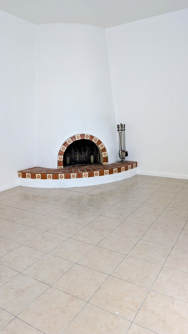 sala de estar - 712 S Lebanon Ln