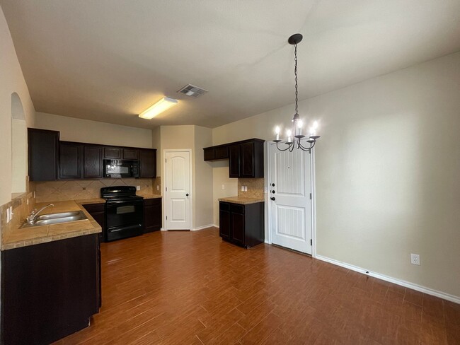 Building Photo - Townhome with attached double car garage