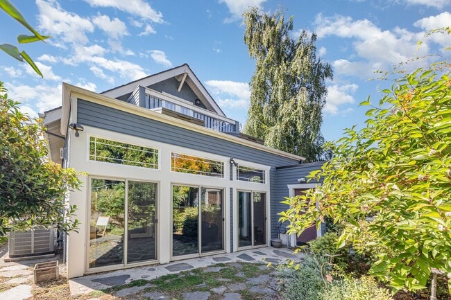 Building Photo - Sunset Hill Home