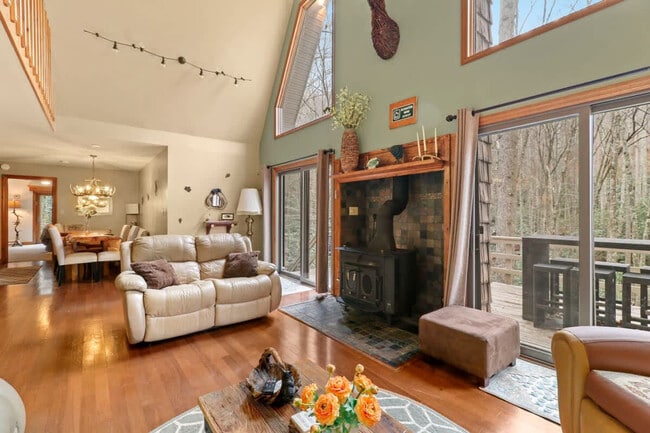 Foto del edificio - 364 Locust Ridge Rd