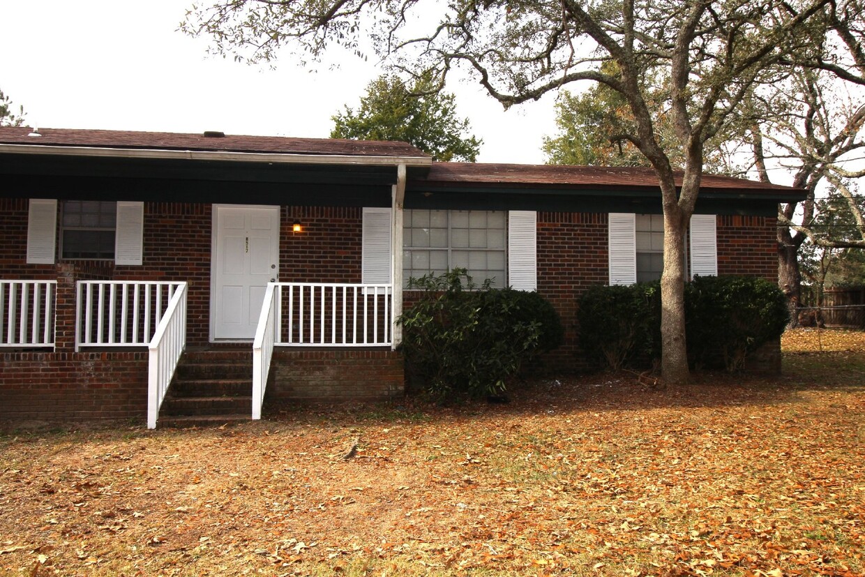Primary Photo - Charming Duplex in North Pensacola: Move-I...