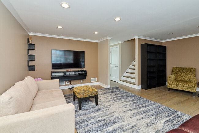 Building Photo - 926 N Boxwood Dr