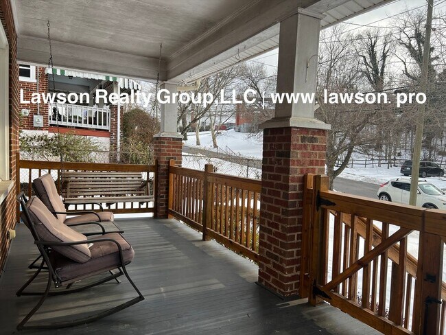 Foto del edificio - Heart of Grandin Court- Location, Location, Location!