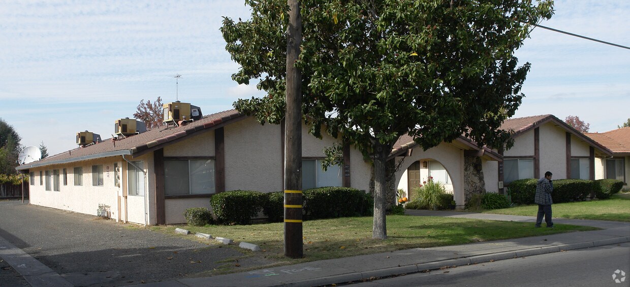 Primary Photo - 2401 N Winton Way