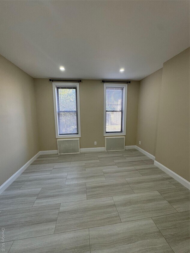 Foto principal - 59-42 Grove St