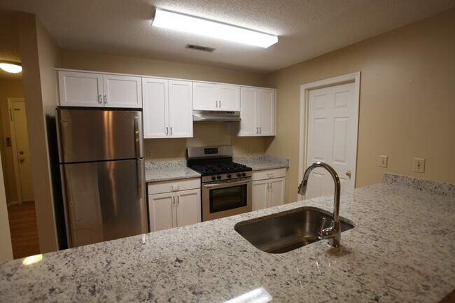 Building Photo - 3bed/2bath Residential House in Hamilton Place for August 10th!