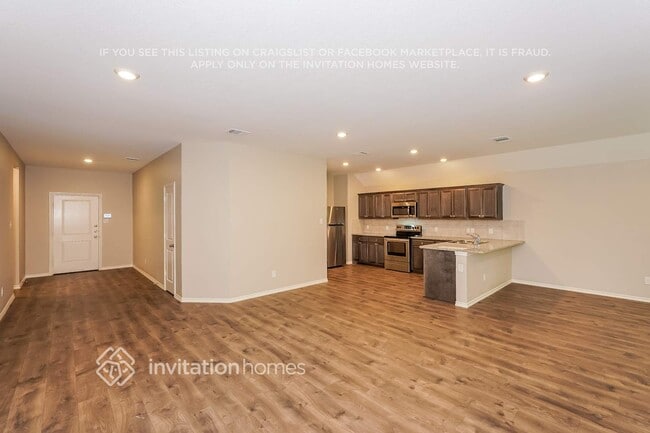 Building Photo - 1532 Woodlake Dr