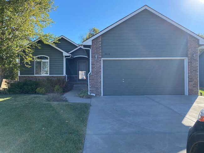 Building Photo - Beautiful 4 Bedroom Home in Derby with Bra...