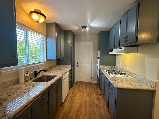 Foto del edificio - Beautiful 3-Bed, 2-Bath Single-Level Home ...