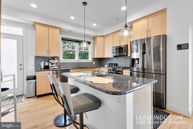 Building Photo - 3051 Chancellor's Way NE