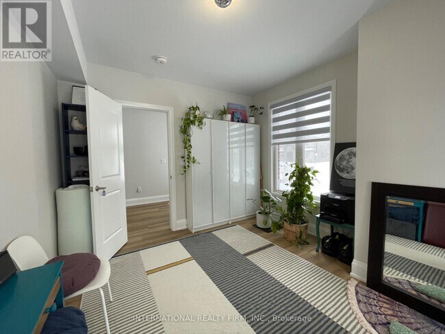 Building Photo - 670 Park Rd