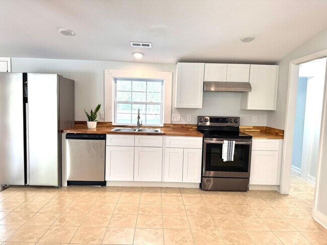 Building Photo - A must see country home 15 minutes to the ...