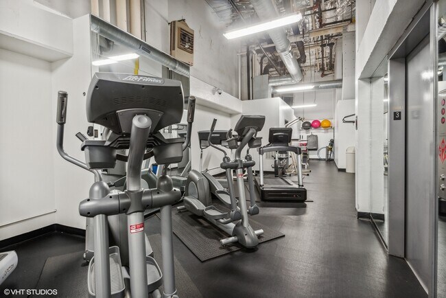 Building Photo - 1212 N La Salle Dr