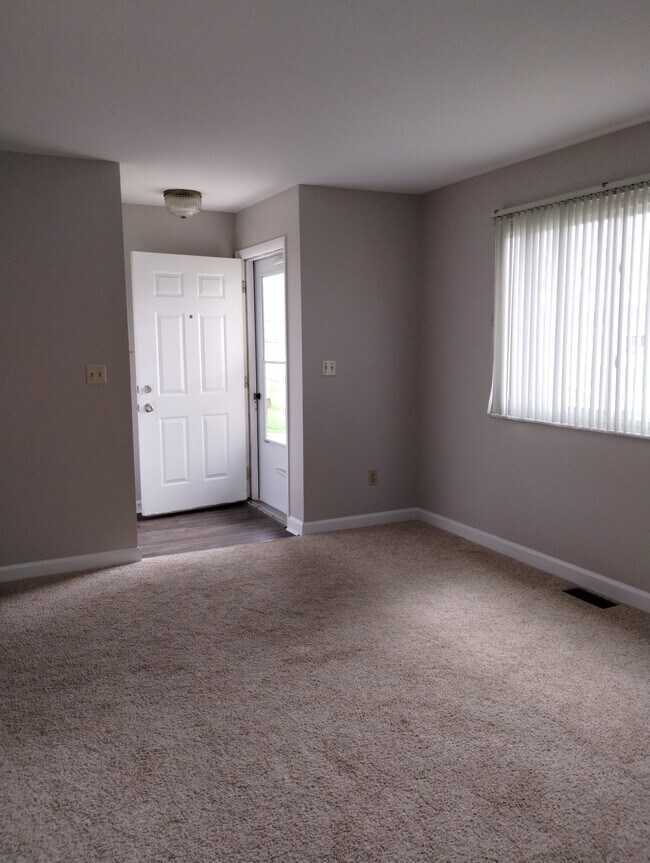 Building Photo - 728 Red Deer Ln