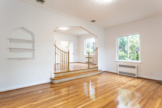 Building Photo - 88-14 65th Dr