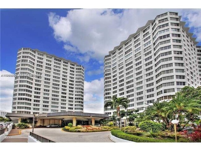 Building Photo - 999 Brickell Bay Dr