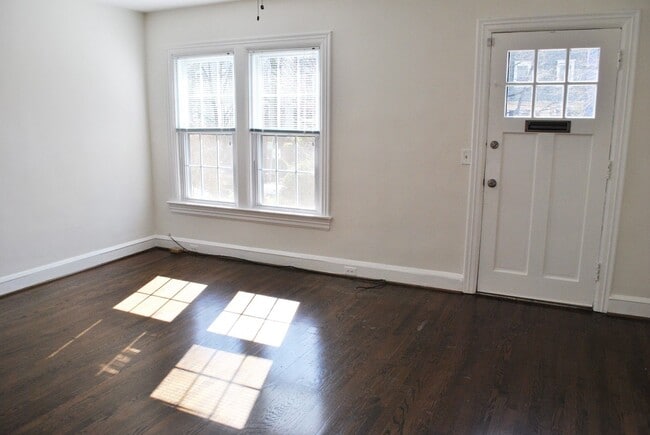 Photo - Georgetown near GT Medstar Hospital, Chic Rowhouse 5br/3Ba w/Yard, Deck. 2 Car Parking