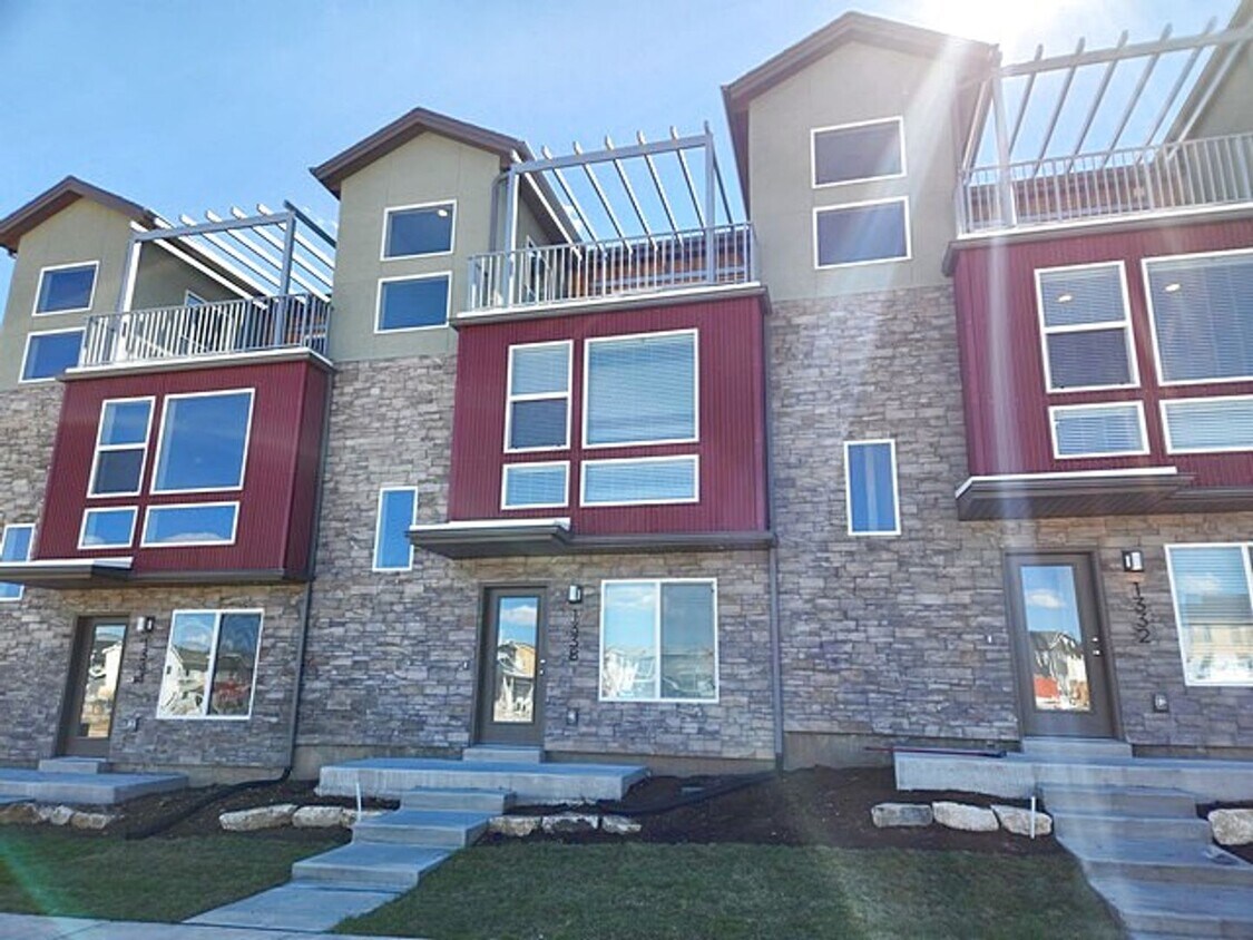 Primary Photo - Like New Townhome in Silver Creek Village ...