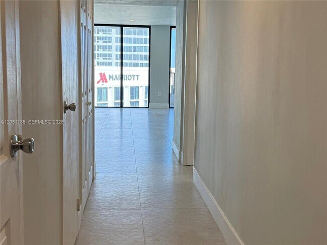 Foto del edificio - 555 NE 15th St
